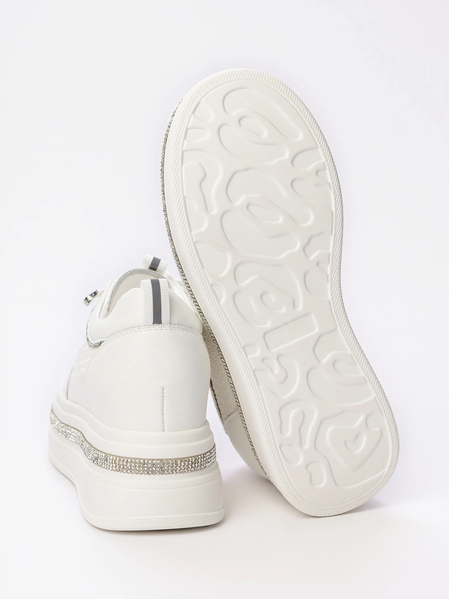 Кеды белого цвета со стразами на высокой платформе